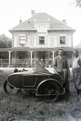 Magyarország, Gödöllő, Szabadság (Ferenc József) tér HÉV állomás., 1939, Koroknai-Tegez Ferenc, vasútállomás, oldalkocsis motorkerékpár, Fortepan #116043