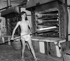 1975, Krantz Károly, baking man, bakery, baker's shovel, half-naked, bread basket, Fortepan #116066