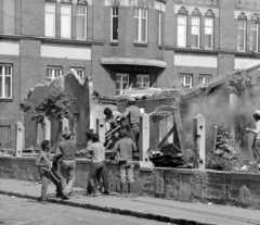 Magyarország, Budapest IX., Mihálkovics utca, a bontás alatt álló Mihálkovics-telep. Háttérben a Mihálkovics utca - Üllői út - Haller utca (Hámán Kató út) közötti épülettömb., 1978, Krantz Károly, Budapest, Fortepan #116067