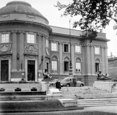 Magyarország, Debrecen, Déri Múzeum., 1954, Gyöngyi, szobor, lépcső, múzeum, címer, automobil, neobarokk stílus, meztelen alak, Györgyi Dénes-terv, Münnich Aladár-terv, FSO Warszawa, Fortepan #11607