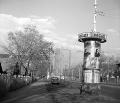 Magyarország, Budapest IX., Haller utca (Hámán Kató út) a Nagyvárad tér felé nézve, szemben a SOTE (később Semmelweis Egyetem) Elméleti Tömbje., 1978, Krantz Károly, hirdetőoszlop, neon lámpa, Budapest, Fortepan #116075