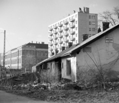 Magyarország, Budapest IX., Haller (Hámán Kató) utca, bontásra váró épület a Mihálkovics-telepen, a Tűzoltó utcánál. Balra a háttérben a Telepy utcai iskola., 1978, Krantz Károly, Budapest, Fortepan #116077