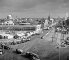 Magyarország, Budapest VIII.,Budapest IX., Nagyvárad tér, balra a Magyarok Nagyasszonya (Rezső) téri templom, jobbra az Üllői út mentén a Nagyvárad téri református templom és az FTC stadion reflektor tartó oszlopai., 1977, Krantz Károly, autóbusz, Ikarus-márka, IFA W50, ZiL-130, Ikarus 280, Budapest, Maz-márka, nyergesvontató, Csepel D-710, villamos, Ganz UV, forgalom, Fortepan #116080