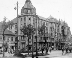 Magyarország, Debrecen, Aranybika Szálloda., 1954, Gyöngyi, plakát, utcakép, szálloda, életkép, villamos, hirdetőoszlop, közvilágítás, Art Nouveau, Hajós Alfréd-terv, Fortepan #11609