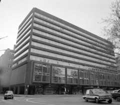 Magyarország, Budapest V., Vörösmarty tér, az ORI (Országos Rendező Iroda) székháza., 1977, Krantz Károly, Lada-márka, rendőrjármű, Budapest, Skoda 110R Coupé, Fortepan #116099