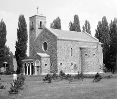 Magyarország, Balatonföldvár, római katolikus templom a vasútállomás mögötti parkban., 1952, Gyöngyi, templom, katolikus, neoromán építészet, Irsy László-terv, Fortepan #11611