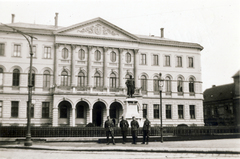 Magyarország, Szombathely, Berzsenyi Dániel tér, Berzsenyi Dániel szobra (Kiss György, 1896.), háttérben a Városháza (később az ELTE Savaria Egyetemi Központ épülete épült fel a helyén)., 1941, Lajtai László, épület, katona, középület, német katona, Berzsenyi Dániel-ábrázolás, Fortepan #116120