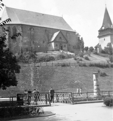 Magyarország, Miskolc, református templom az Avas oldalában. A felvétel az Erzsébet (Szabadság) tér felől készült, előtérben a Szinva feletti híd., 1951, Gyöngyi, híd, plakát, korlát, hirdetőoszlop, toronyóra, Fortepan #11614