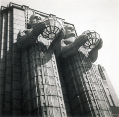 Finland, Helsinki, Emil Wikström szobrász alkotása a Központi Pályaudvar bejárata mellett., 1937, Lettner József, sculpture, train station, Emil Wikström-design, Fortepan #116165