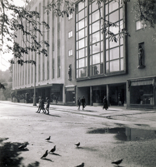 Estonia, Tallinn, Vabaduse väljak (Vabaduse plats), balra az EEKS (Első Észt Biztosítótársaság) épülete, jobbra a Tallini Művészeti Csarnok., 1937, Lettner József, Fortepan #116195