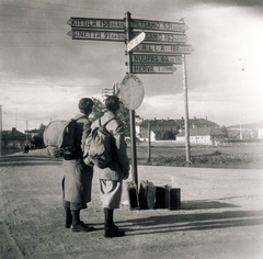 Finland, Rovaniemi, 1937, Lettner József, backpack, road signs, travelling, Fortepan #116197