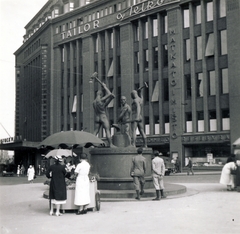 Finland, Helsinki, Mannerheimintie, balra az Aleksanterinkatu. Előtérben a Három kovács szobor (Felix Nylund, 1932.)., 1937, Lettner József, blacksmith, sculptural group, anvil, nude figure, Felix Nylund-design, Fortepan #116198