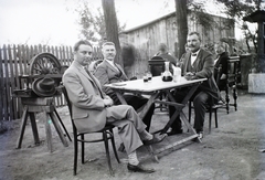 1930, Visnyovszky Éva, hospitality, hat, tableau, men, furniture, glass, chair, soda water bottle, bow tie, railway handcar, wine-tasting glass, decanter, trestle table, leg over leg, Fortepan #116243