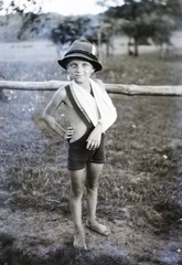 1930, Visnyovszky Éva, wounded, triangular bandage, hat, barefoot, akimbo, Fortepan #116245