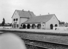 Hungary, Gárdony, vasútállomás., 1950, Gyöngyi, train station, place-name signs, Fortepan #11625