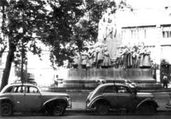 Hungary, Budapest V., Vörösmarty tér, Vörösmarty Mihály szobra (Kallós Ede, Telcs Ede és Márkus Géza 1908.)., 1957, Pákh Jenő, Budapest, taxicab, Mihály Vörösmarty-portrayal, sculptural group, Fortepan #116302