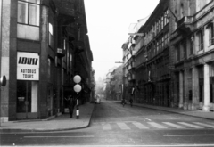 Magyarország, Budapest V., Sas (Guszev) utca a József Attila utcából nézve., 1968, Pákh Jenő, kerékpár, zászló, utcakép, neon lámpa, Budapest, gyalogátkelő, Ibusz, Fortepan #116305