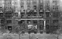 Magyarország, Budapest V., József nádor tér, a Pénzügyminisztérium épülete., 1955, Pákh Jenő, plakát, zászló, agitáció, címer, vörös csillag, Budapest, Fortepan #116308