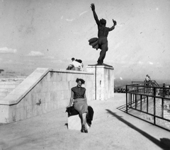 Magyarország, Gellérthegy, Budapest XI., a Felszabadulási Emlékmű (Kisfaludi Strobl Zsigmond) "Fáklyás" mellékalakja.
, 1954, Gyöngyi, portré, korlát, szobor, hölgy, szoknya, Budapest, blúz, Kisfaludi Strobl Zsigmond-terv, Fortepan #11633