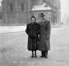 Hungary, Budapest XIII., Lehel (Ferdinánd) tér, háttérben az Árpád-házi Szent Margit-templom., 1948, Gyöngyi, church, uniform, fur coat, Catholic Church, romanesque revival architect, Budapest, hands in pockets, István Möller-design, Fortepan #11637