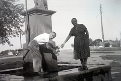 Magyarország, Jászdózsa, Dózsa György tér, artézi kút, háttérben a Kőhíd a Holt-Tarna (Tarna)-n., 1939, Fortepan/Album009, kézmosás, visszanézés, közkút, Fortepan #116431