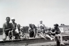 Magyarország, Balatonalmádi, fövenyfürdő, strand., 1934, Fortepan/Album009, strand, fürdőruha, csoportkép, stég, társaság, Fortepan #116456