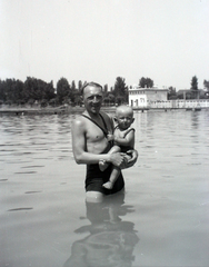 Magyarország, Balatonalmádi, fövenyfürdő, strand., 1934, Fortepan/Album009, strand, fürdőruha, fiú, apa, kettős portré, fürdés, kézben tartani, elálló fül, Fortepan #116457