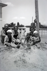 Magyarország, Balatonalmádi, fövenyfürdő, strand., 1934, Fortepan/Album009, strand, fürdőruha, család, csoportkép, homokozó, Fortepan #116458