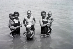 Magyarország, Balatonalmádi, Strand., 1934, Fortepan/Album009, fürdőruha, család, csoportkép, fürdés, kézben tartani, elálló fül, Fortepan #116459