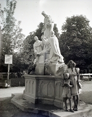 Magyarország, Budapest II., Máriaremete, templomkert, Szent István kút (Krasznai Lajos, 1938.)., 1939, Fortepan/Album009, Budapest, szoborcsoport, Fortepan #116470