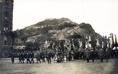 Magyarország, Budapest XI., Szent Gellért tér, Trianon elleni tüntetés. Háttérben a Gellért-hegy oldalában a Sziklatemplom., 1929, Fortepan/Album009, Budapest, tiltakozás, Fortepan #116476