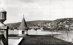 Magyarország, Balatonalmádi, kikötő. Háttérben a Szent Imre-templom., 1930, Fortepan/Album009, strand, látkép, nyaraló, pavilon, Stühmer Frigyes csokoládégyár, Medgyaszay István-terv, Fortepan #116508