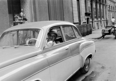 Hungary, Budapest IX., Pipa utca, Wartburg személygépkocsi, mögötte a Csarnok étterem., 1966, Fortepan, hat, barrel, motorcycle with sidecar, Budapest, Fortepan #11655