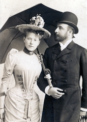 Hungary, jobbra Halász Sándor jogi doktor, újságíró, közgazdász., 1900, Szűcs Nóra, fashion, sunshades, bowler hat, man and woman, double-breasted coat, couple, Fortepan #116565