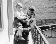 Hungary, Budapest IX., Vámház (Tolbuhin) körút 5., 1966, Fortepan, courtyard balcony, teddy bear, Budapest, hold in arms, fair-haired, Fortepan #11657