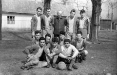 1958, Szűcs Nóra, csoportkép, futballcsapat, karok a vállon, Fortepan #116575