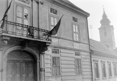 Hungary, Pécs, Szent István tér 6., jobbra a Szent Ferenc templom tornya., 1966, Fortepan, flag, balcony, Fortepan #11659