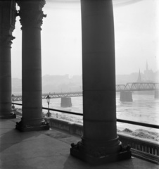 Hungary, Budapest V.,Budapest I., a Kossuth híd és a budai Vár a Parlament árkádja alól nézve., 1954, Fortepan/Album010, Budapest, bridge, truss bridge, temporary bridge, Fortepan #116592