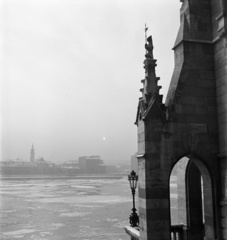 Hungary, Budapest V.,Budapest I., budai Duna-part a Parlamentből nézve, bal oldalon a Fő utcai Szent Ferenc Sebei templom tornya., 1954, Fortepan/Album010, ice breaking, Budapest, Fortepan #116595