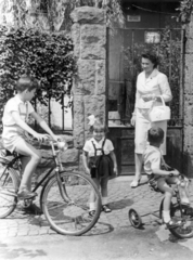 Hungary, Budapest XI., Szüret utca 27., 1957, Vojnich Pál, Budapest, house number sign, kids' tricycles, bicycle, kids, genre painting, Fortepan #116606