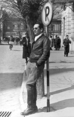 Hungary, Nyíregyháza, Kossuth tér a Korona szállótól a Városi Tanács (később Városháza) épülete felé nézve., 1957, Vojnich Pál, shades, boots, hands in pockets, leather jacket, scarf, Fortepan #116608