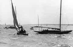 Magyarország, Balatonfüred, Balaton a Yacht Club előtt, balra a Vihar nevű 22-es cirkáló, takarásban és jobbra 50-es církálók horgonyon., 1956, Vojnich Pál, vitorláshajó, zászló, életkép, Fortepan #116628