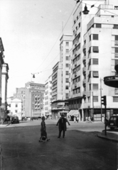 Románia, Bukarest, Strada Ion Câmpineanu, a Strada Academiei kereszteződésétől a Calea Victoriei felé nézve., 1958, Vojnich Pál, napernyő, utcakép, életkép, jelzőlámpa, Fortepan #116633