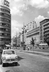 Románia, Bukarest, Bulevardul General Gheorghe Magheru, balra a Strada C. A. Rosetti sarkán álló ház., 1958, Vojnich Pál, utcakép, életkép, Moszkvics-márka, villamos, rendszám, Moszkvics 402, Fortepan #116634