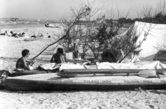 Románia, Konstanca, Mamaia. Háttérben a Kaszinó (később Casino Hotel). Lengyel kajakosok, Aleksander Rybik tengerész, Withold Roth kajakversenyző, Adam Kielar mérnök-geológus és Ryszard Dzięciołkiewicz újságíró, azt tervezték, hogy Krakkóból indulva Indiáig kajakoznak, de a politikai helyzet miatt Konstancában abba kellett hagyniuk az utazást., 1958, Vojnich Pál, strand, tengerpart, Fortepan #116638