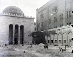 Magyarország, Budapest VII., a Dohány utcai zsinagóga udvara, balra a Hősök Temploma., 1945, Fortepan/Album011, Herbst Imre, holokauszt, zsinagóga, zsidóság, Budapest, fasizmus, Fortepan #116652