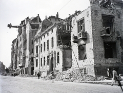 Magyarország, Budapest I., Attila út (Szent János tér), fenn a 35. (Attila körút 2.) számú épületbe csapódott vitorlázó repülőgép., 1945, Fortepan/Album011, Budapest, háborús kár, épületkár, Fortepan #116654