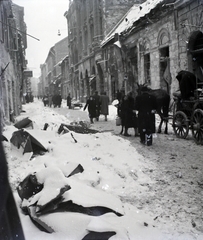 Magyarország, Budapest VII., Dob utca a Kazinczy utca felé nézve, a kép jobb szélén a 38. számú ház., 1945, Fortepan/Album011, holokauszt, zsidóság, Budapest, fasizmus, gettó, hó, lovaskocsi, Fortepan #116655