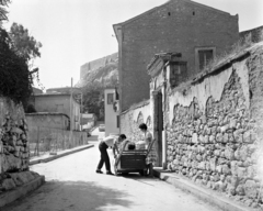 Greece, Athens, Erehthusz (Erekhtheusz) utca a Diogenusz (Diogenész) utcától a Kürisztu (Küroszi) utca felé nézve, háttérben az Akropolisz., 1962, Fortepan/Album011, Fortepan #116660