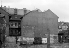 Magyarország, Budapest VIII., Tolnai Lajos utca 19. - Bérkocsis utca üres saroktelke, háttérben a Víg utca 15. emeletes háza látszik., 1973, Bartók István, Budapest, Fortepan #116693